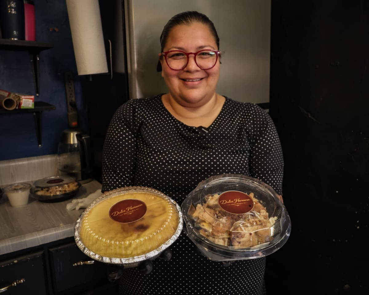 A través de su emprendimiento “Dulce Herencia” una emprendedora apuesta por mantener viva la tradición de la capirotada y otros postres de origen mexicano. Foto: Fernando Guerrero