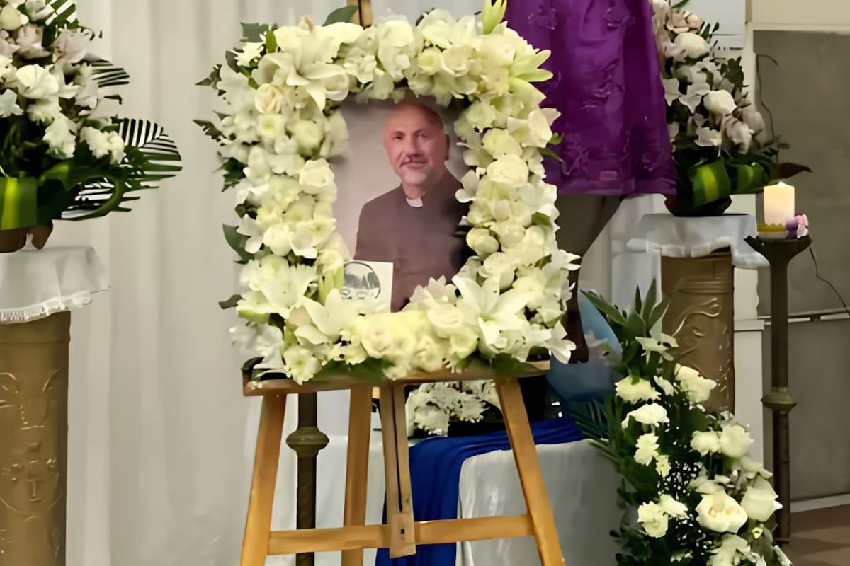 Familiares del sacerdote que falleció tras caerle una cruz durante una misa en Ecuador, piden investigar su muerte y esclarecer cómo ocurrieron los hechos