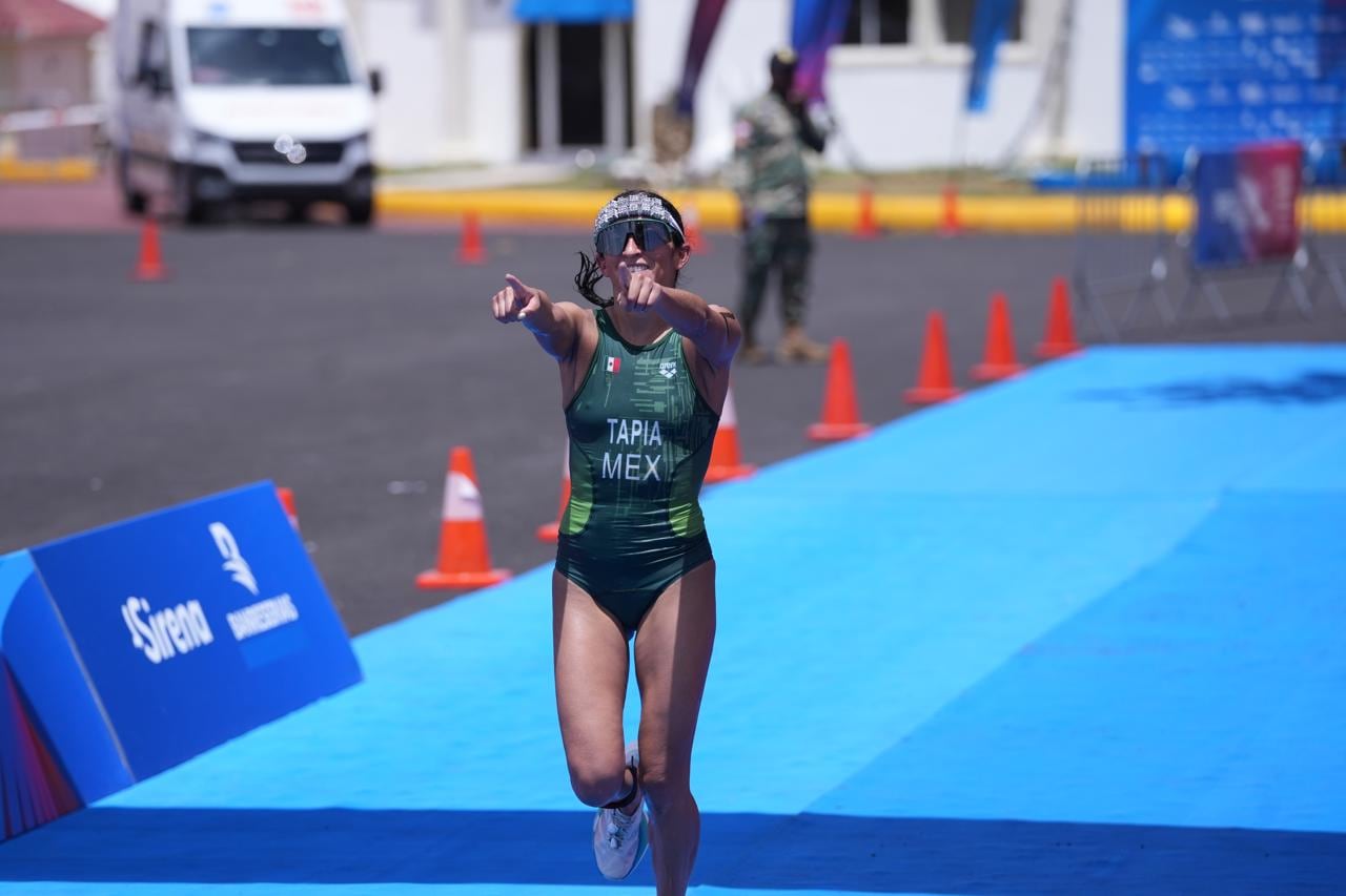 Rosa Tapia celebra al llegar a la meta. (Foto: Archivo GH)