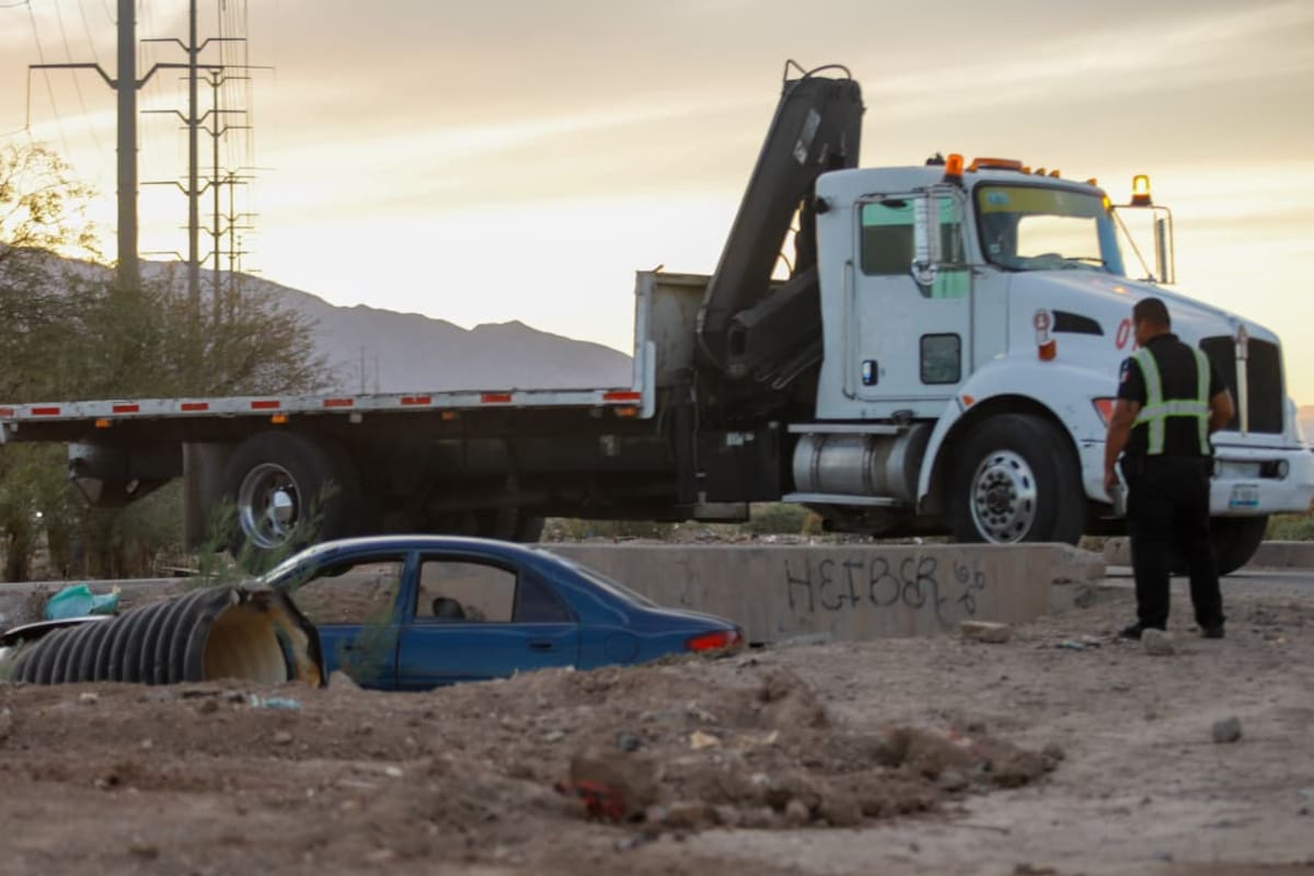 Hombre resulta herido tras caer su carro en canal en Mexicali