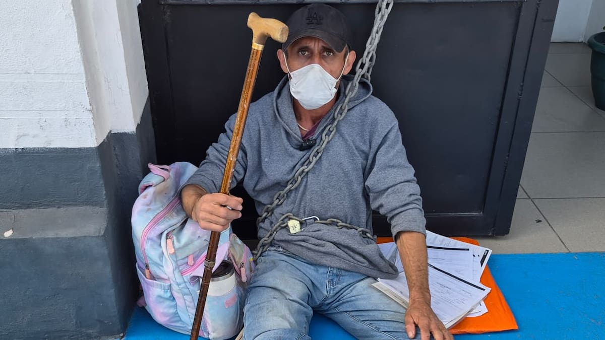 Trabajador se encadena a la puerta del Centro Federal de Conciliación y declara huelga de hambre para exigir pensión justa y retroactivos