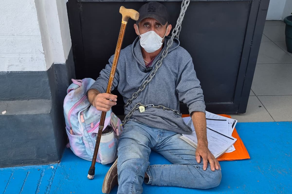 Trabajador se encadena a la puerta del Centro Federal de Conciliación y declara huelga de hambre para exigir pensión justa y retroactivos