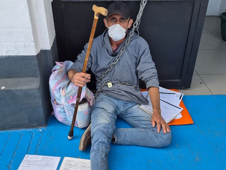 Trabajador se encadena a la puerta del Centro Federal de Conciliación y declara huelga de hambre para exigir pensión justa y retroactivos