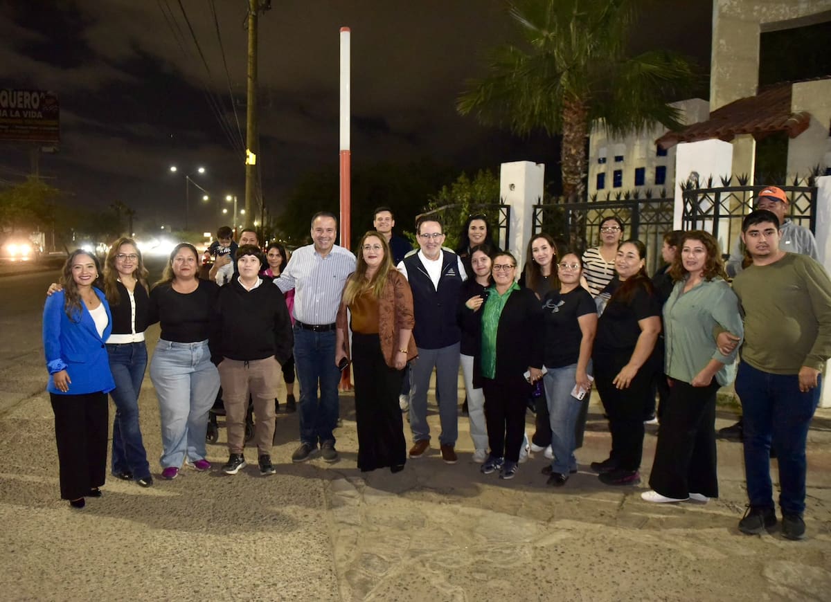 El alcalde Antonio Astiazarán entregó el tramo 96 del programa Camina Segura en la colonia La Campiña. FOTO: ESPECIAL