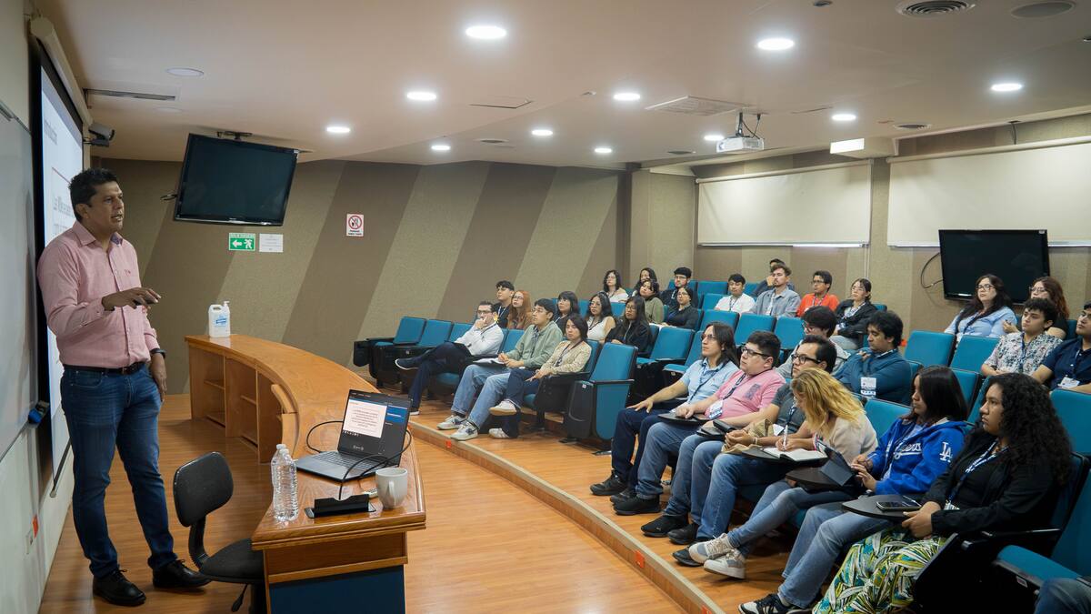 Exploran 43 jóvenes laboratorios de electrónica y telecomunicaciones del CICESE en escuela de verano