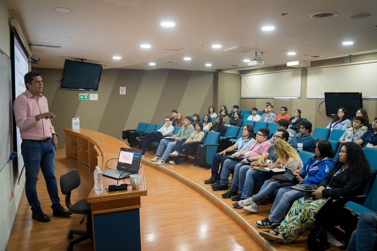 Exploran 43 jóvenes laboratorios de electrónica y telecomunicaciones del CICESE en escuela de verano
