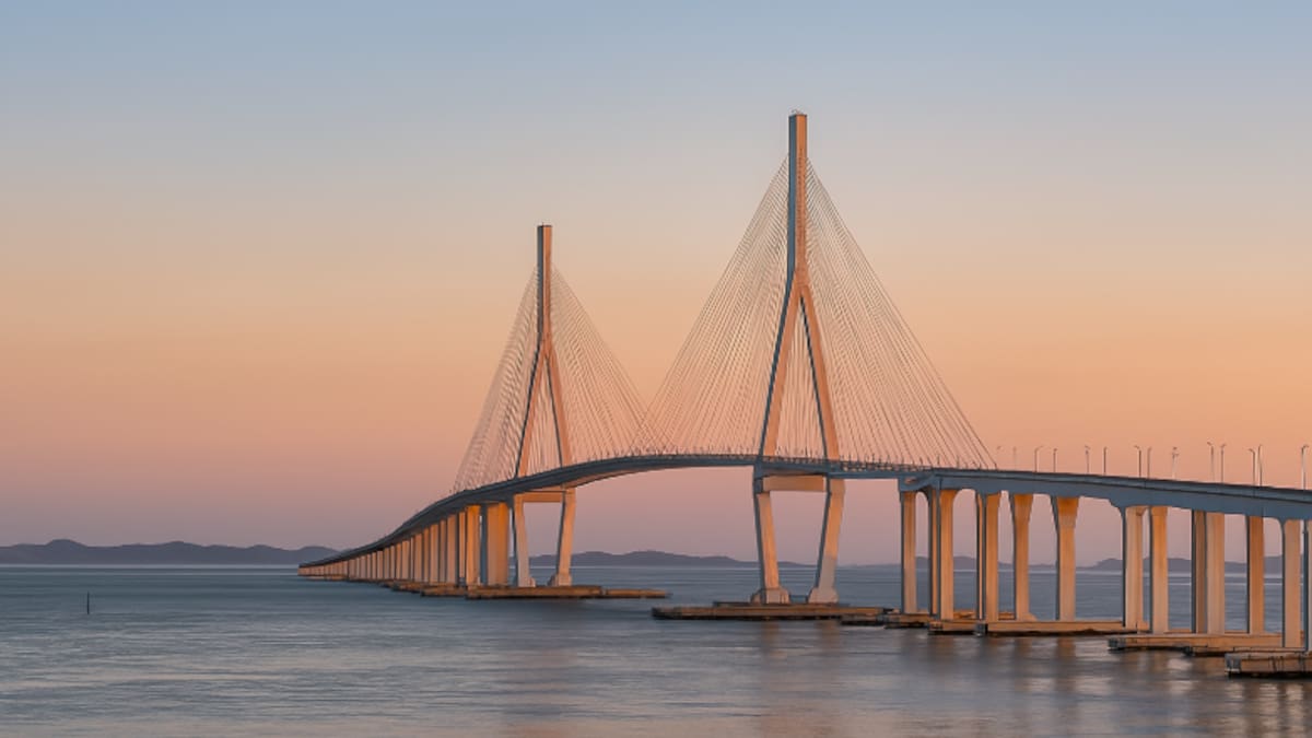 Joven salta desde un puente y sobrevive: fue rescatada con hipotermia tras caer al agua en plena noche