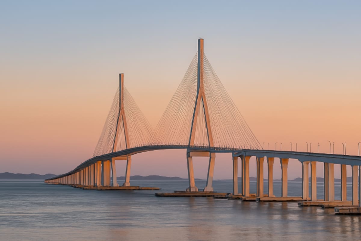Joven salta desde un puente y sobrevive: fue rescatada con hipotermia tras caer al agua en plena noche