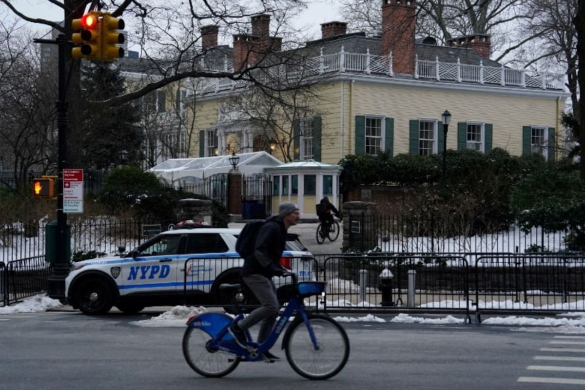 Jóvenes estadounidenses inspirados por ISIS arrojaron artefactos explosivos frente a casa del alcalde de Nueva York durante protesta antiislámica; querían superar el atentado de 2013 en Boston