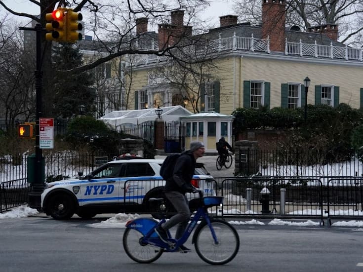 Jóvenes estadounidenses inspirados por ISIS arrojaron artefactos explosivos frente a casa del alcalde de Nueva York durante protesta antiislámica; querían superar el atentado de 2013 en Boston