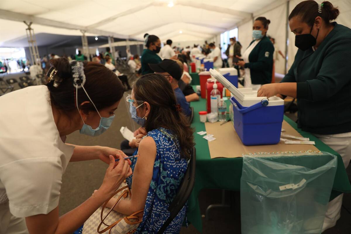 Covid y educación: La banca ve "alentadora" la vacunación y reapertura de escuelas en México