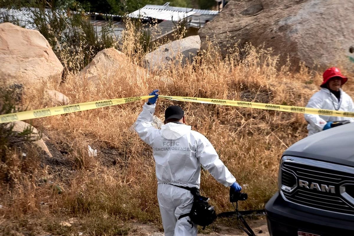 Hallan cuerpo con huellas de violencia a un costado de la autopista en Tecate
