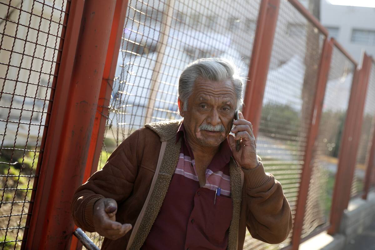 Jorge Hernández habla por teléfono mientras espera noticias sobre su sobrino Daniel, de 28 años, quien resultó gravemente herido durante el accidente donde un paso elevado del metro colapsó parcialmente con vagones de tren en él, afuera de un hospital en la Ciudad de México, México. 4 de mayo de 2021. REUTERS / Luis Cortes