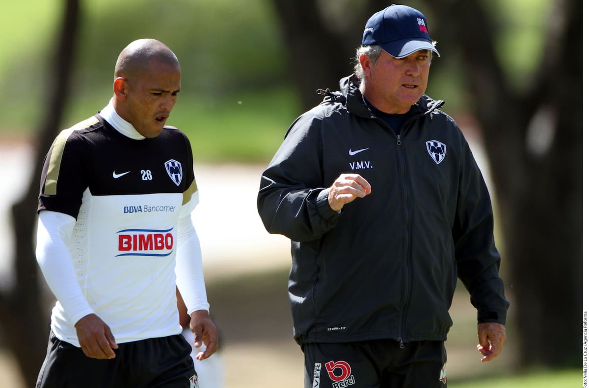 El histórico goleador de Rayados de Monterrey, el chileno, Humberto ‘Chupete’ Suazo y el DT, Víctor Manuel Vucetich durante los entrenamientos en el año 2013. (Foto: Archivo GH)