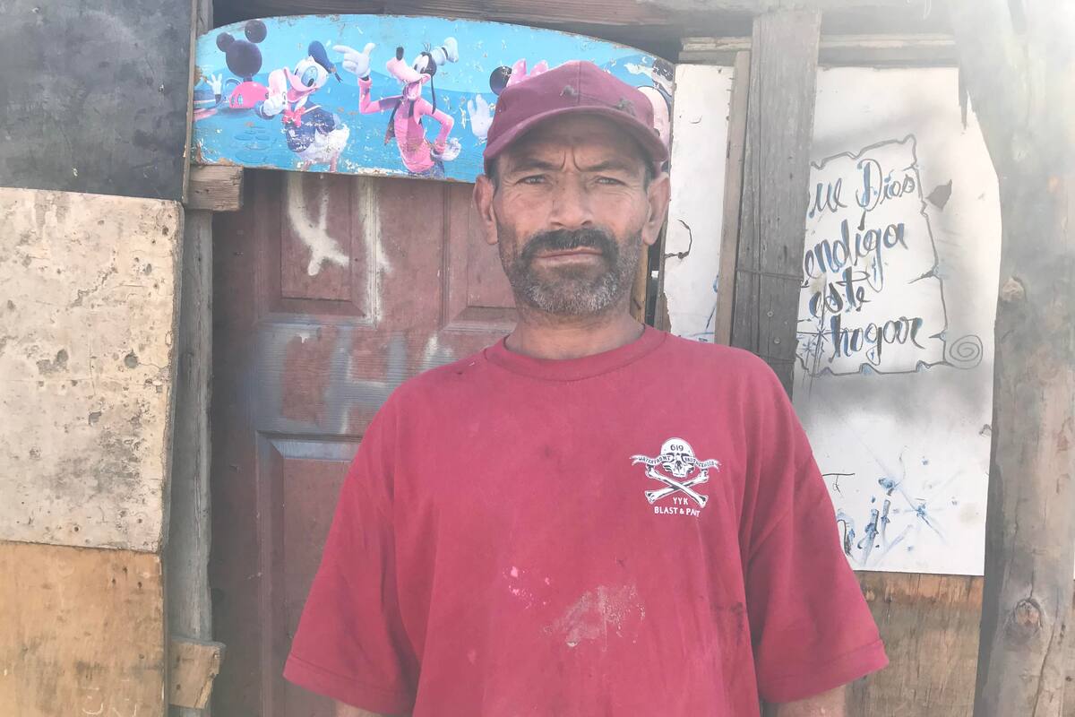 Pasa mucho frío en su casa hecha de cartón y madera