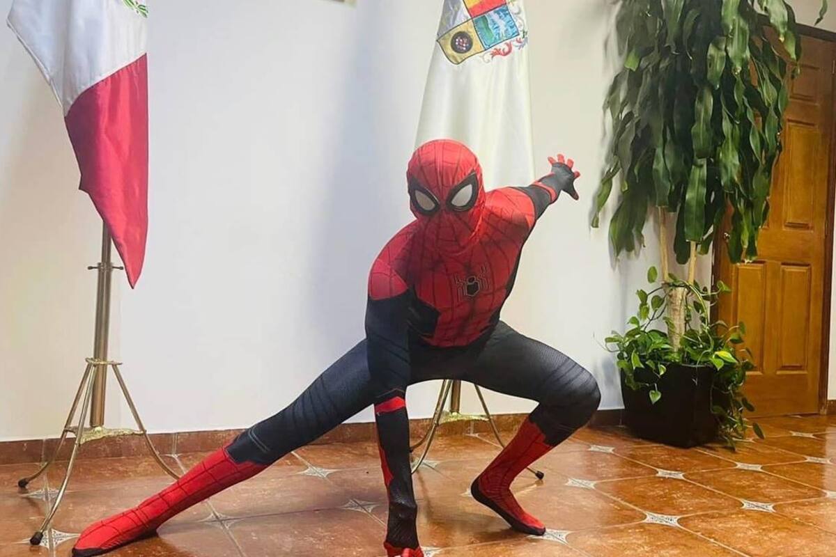 ¡Multiverso confirmado! Alcalde michoacano revela a niños que él es... Spiderman