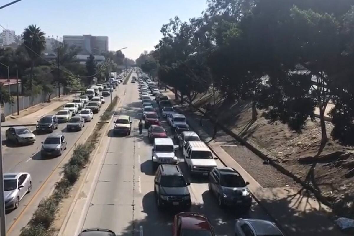 Se registra larga fila en Vía Rápida Oriente para cruzar a EU