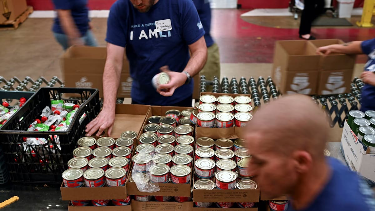 Hogares latinos y afroamericanos reportan mayor presión económica ante el encarecimiento de la canasta alimentaria. /Reuters