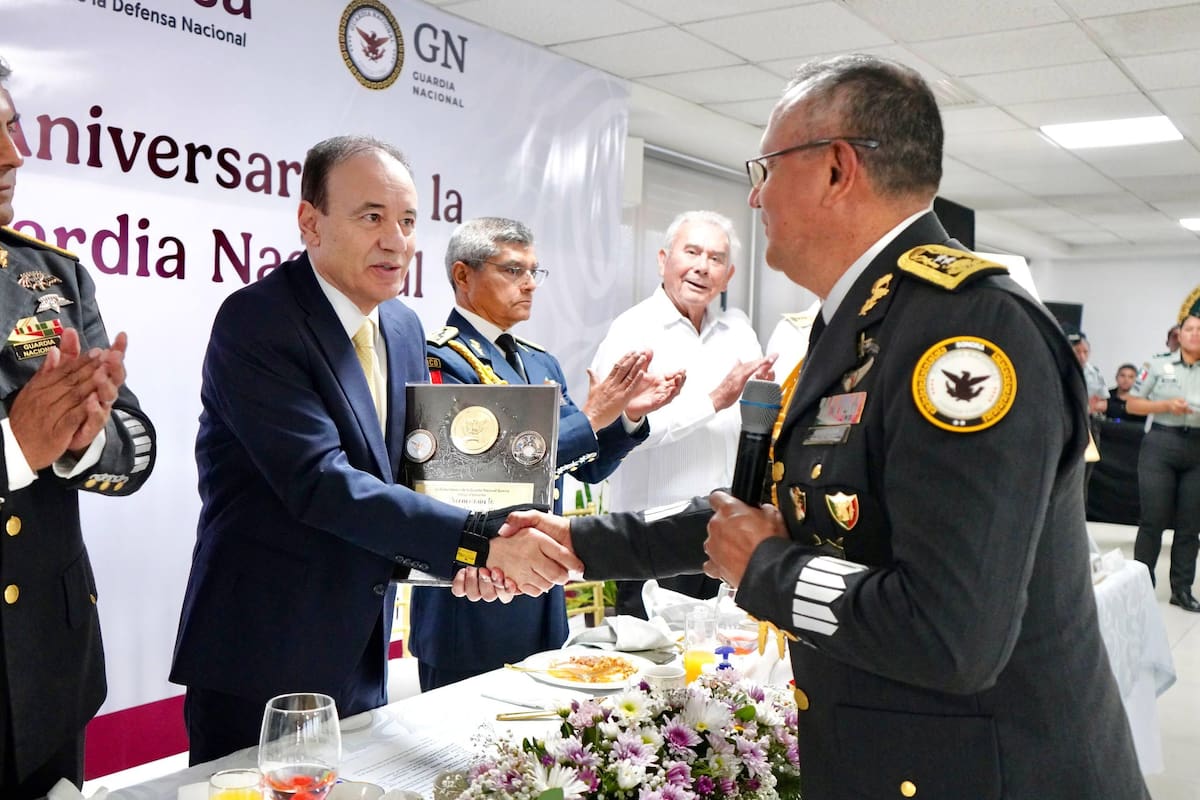 La Guardia Nacional entregó un reconocimiento a Durazo por su respaldo y compromiso con la consolidación de la corporación.