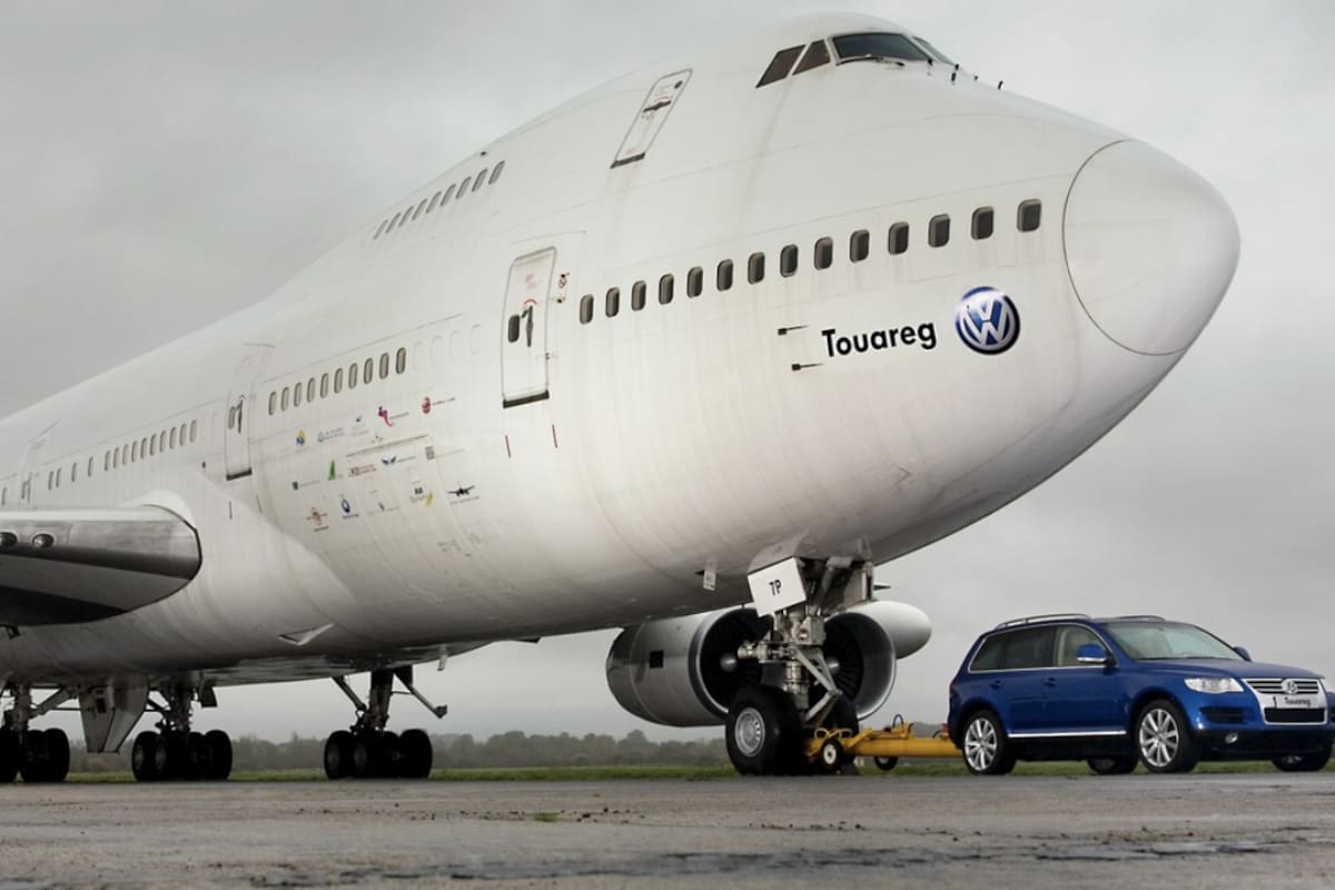 Un Volkswagen Touareg logró remolcar un Boeing 747 de 155 toneladas y recorrer 150 metros, una hazaña que la marca realizó hace casi 20 años para demostrar la capacidad de su SUV más allá de lo que exigía cualquier cliente