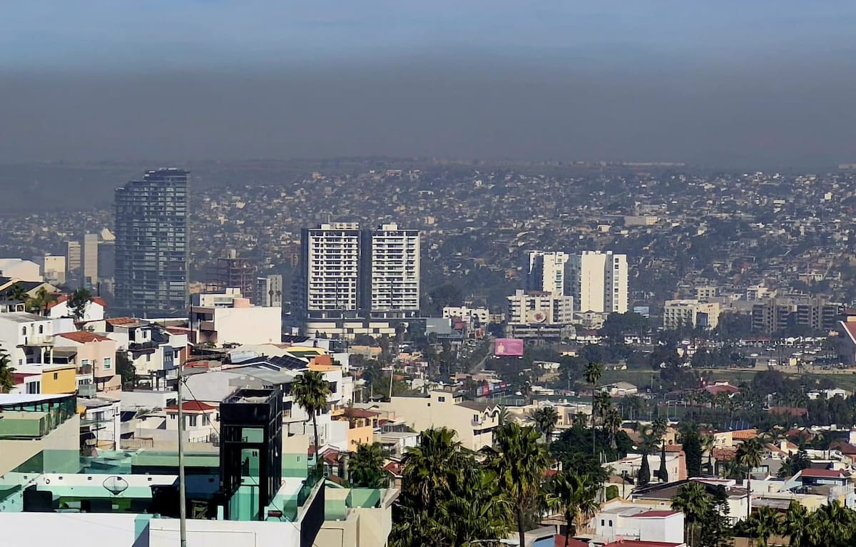 Una densa capa de contaminantes y temperaturas de 32°C alertaron a las autoridades. Foto: Sergio Ortiz