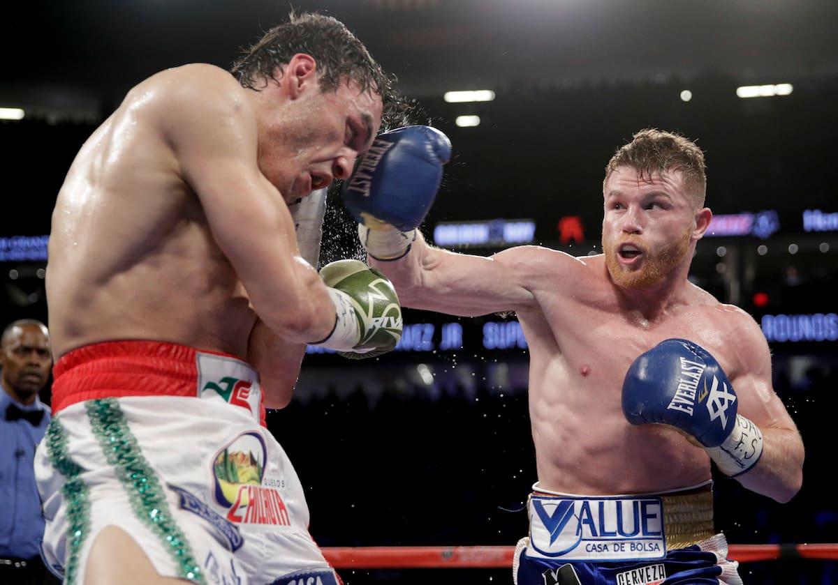 Julio César Chávez Jr. tuvo una muy mala noche en el ring frenet al tapatío, Saúl 'Canelo' Álvarez en 2017. (Foto: AP/John Locher)