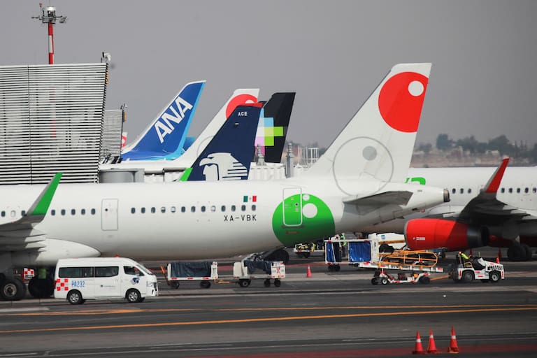 Gobierno federal propone subir 10% la cuota que pagan las aerolíneas por usar el espacio aéreo mexicano, un ajuste que podría aumentar el costo de los boletos de avión, pero especialistas del