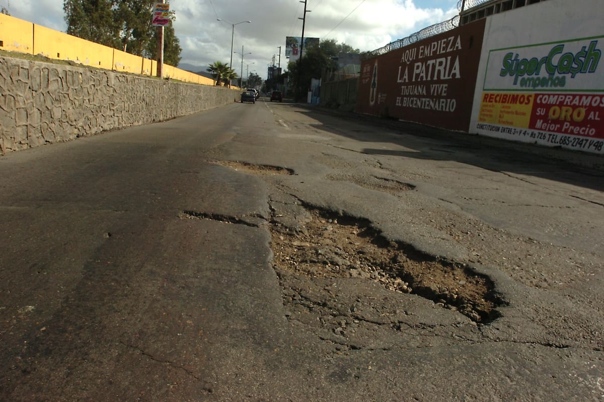 Acaban baches con sus llantas