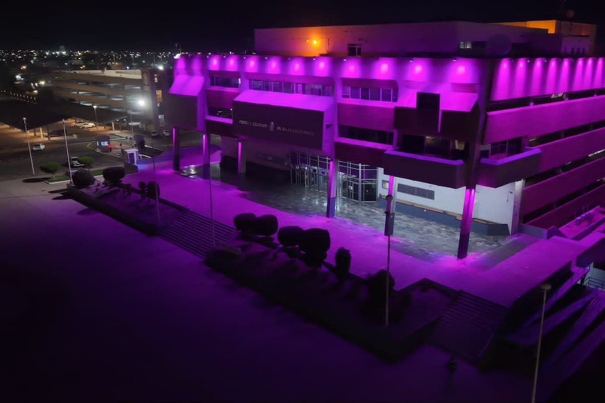 Edificio de Gobierno de Baja California se ilumina de rosa por el cáncer de mama