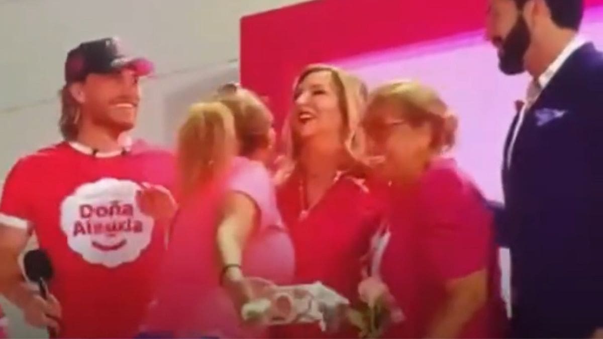 Doña alegría, mamá de Poncho de Nigris, desata polémica por evitar saludo de beso con fanáticas durante inauguración de su pastelería