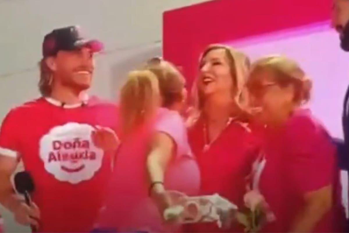 Doña alegría, mamá de Poncho de Nigris, desata polémica por evitar saludo de beso con fanáticas durante inauguración de su pastelería