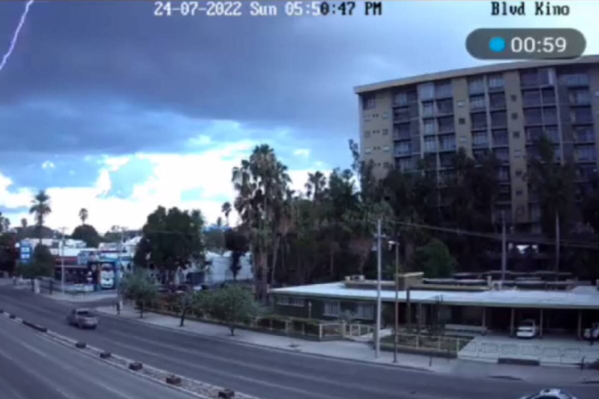 VIDEO: Rayo impacta en la torre de Hermosillo