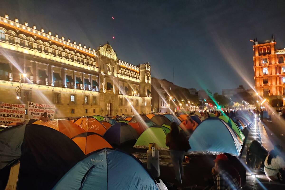 Un grupo de maestros pasaron su primera noche en el Zócalo en la espera de más movilizaciones