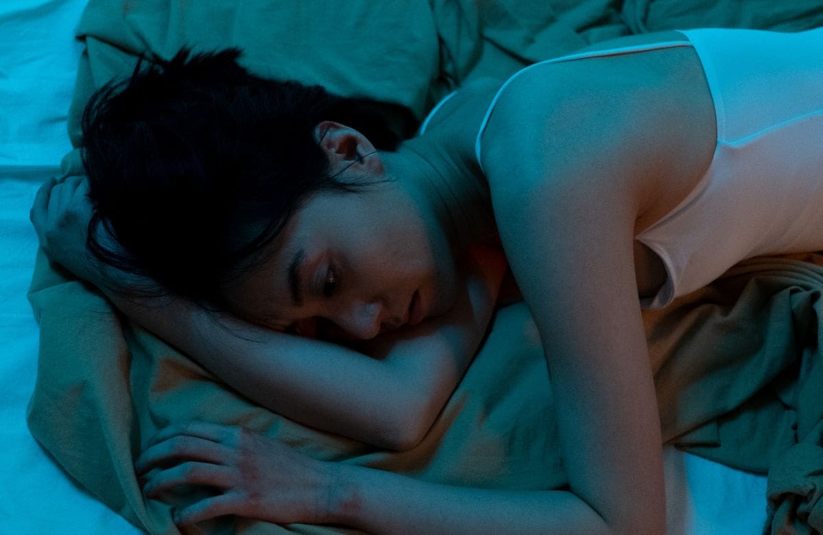 El 77% de los adolescentes duerme menos de lo recomendado, según estudio, y advierte que el déficit de sueño se asocia con mayor riesgo de depresión y bajo rendimiento escolar | Foto: Especial (canva)