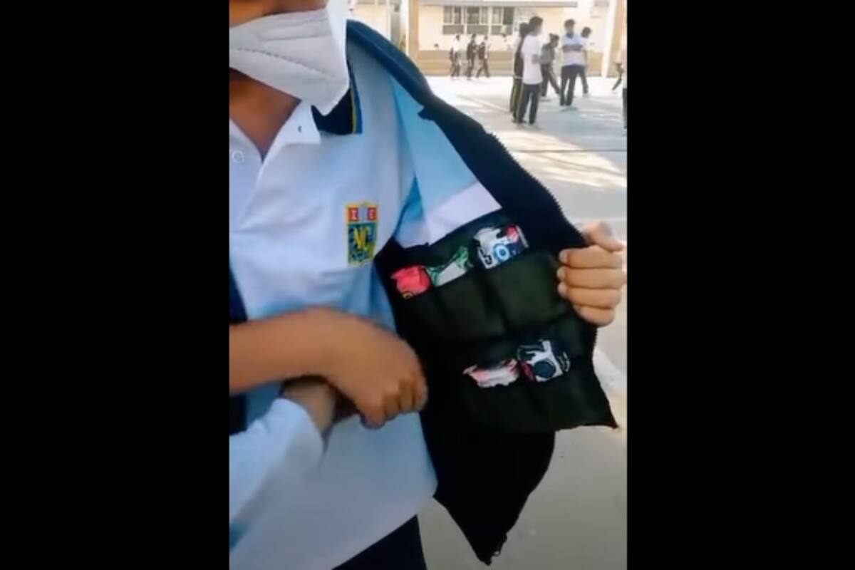 Tiktok: Niño convierte su uniforme escolar en tiendita para ayudar con el gasto en su casa y se vuelve viral