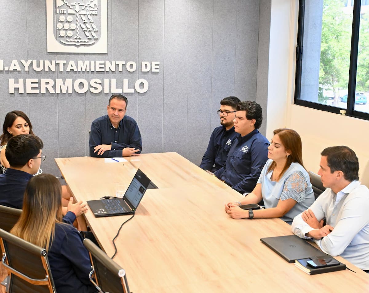 El alcalde Antonio Astiazarán conoció el proyecto impulsado por jóvenes para reactivar en México la competencia 4x4 Technology Challenge. FOTO: ESPECIAL