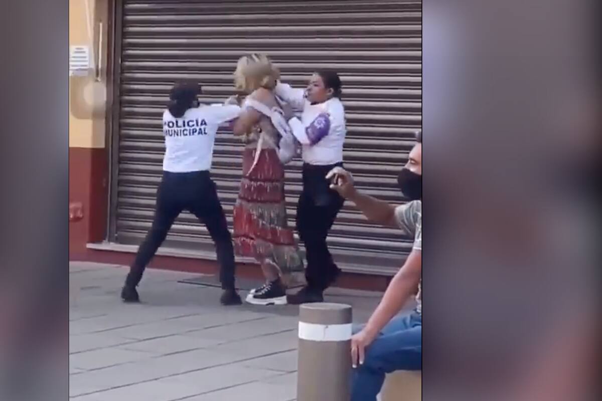 Captan mujeres policías sometiendo mujer a puñetazos en protesta feminista en Irapuato