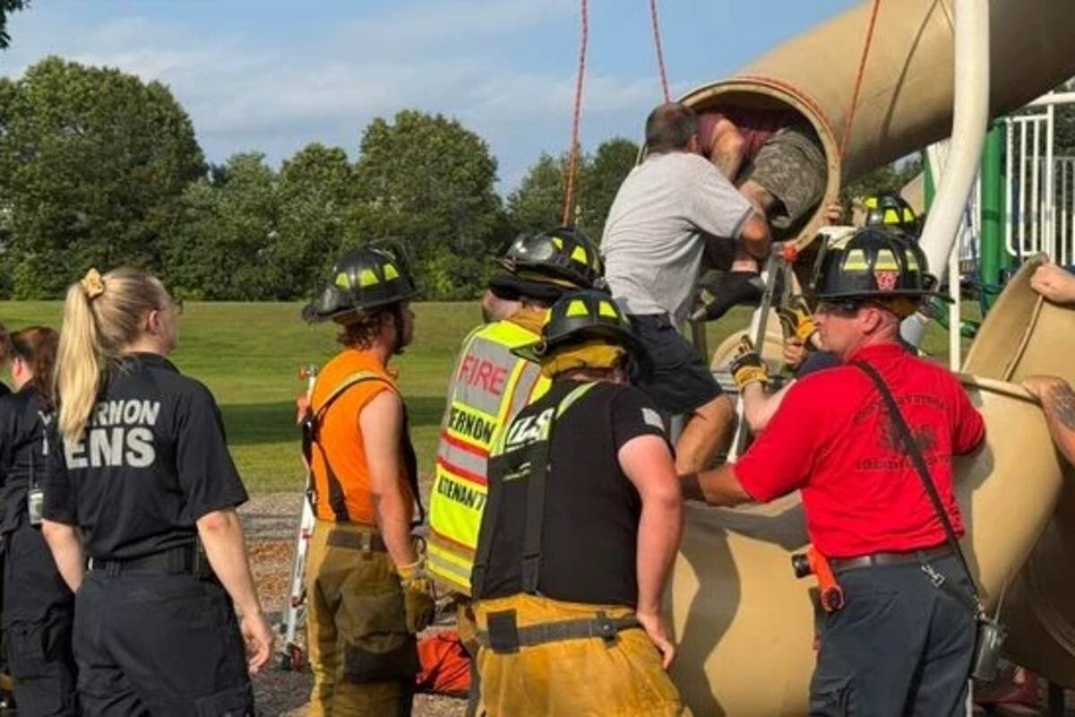 En pleno calor y por media hora, hombre de 40 años queda atrapado en un tobogán de escuela primaria en Connecticut