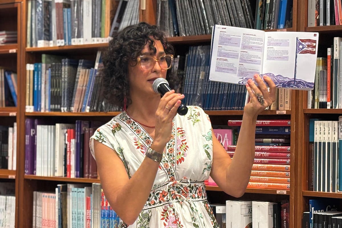 La lexicógrafa puertorriqueña Maia Sherwood Droz habla durante el lanzamiento del diccionario 'El ABC de DtMF' este miércoles, en la librería Casa Norberto de Plaza Las Américas en San Juan (Puerto Rico). EFE/ Esther Alaejos