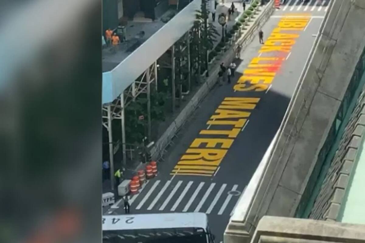 Vandalizan graffiti de Black Lives Matter frente a Torre Trump en Nueva York