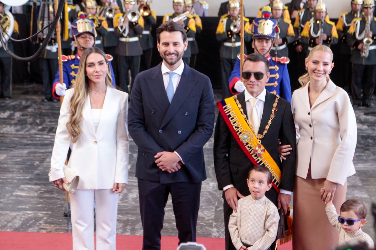 (260524) -- QUITO, 24 mayo, 2026 (Xinhua) -- El presidente ecuatoriano, Daniel Noboa (2-d), posa junto al presidente de la Asamblea Nacional, Niels Olsen Peet (2-i), luego de la ceremonia militar para conmemorar el 204 aniversario de la Batalla de Pichincha, en la ciudad de Quito, capital de Ecuador, el 24 de mayo de 2026. Noboa renovó el domingo la promesa de derrotar al "terrorismo" en el país, como parte de la "guerra" contra las bandas del crimen organizado, a las que atribuye la escalada de violencia que golpea a la nación sudamericana. (Xinhua/Str) (rl) (rtg) (ah)