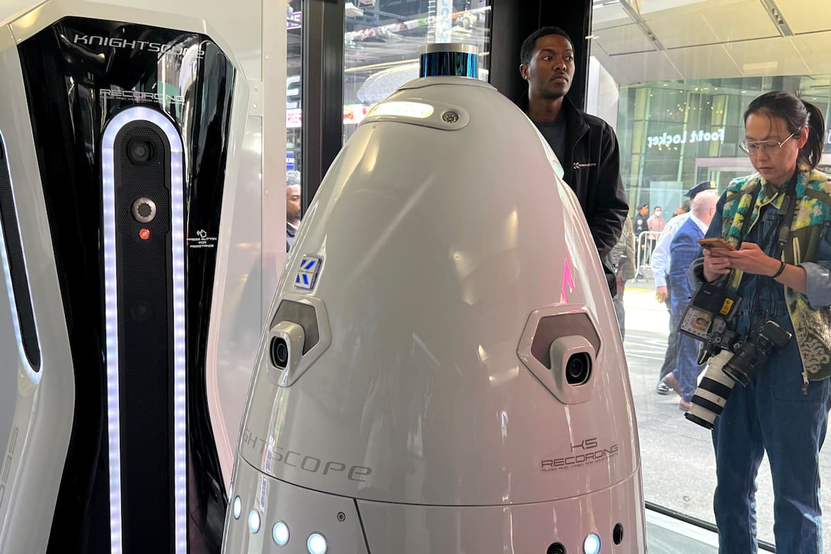 Robot policía que vigilaba las calles de Nueva York es “jubilado” tras solo tres meses de trabajo