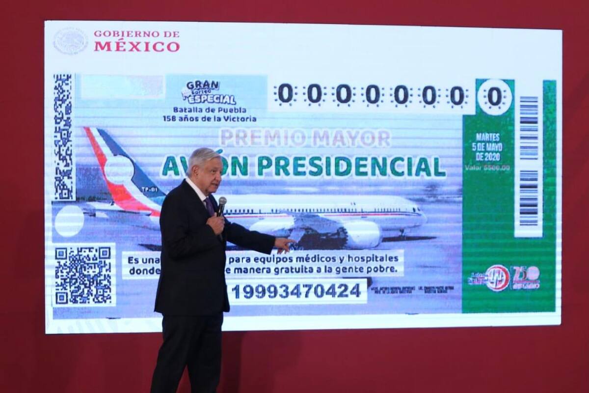 Presenta AMLO billete oficial para rifa de avión presidencial