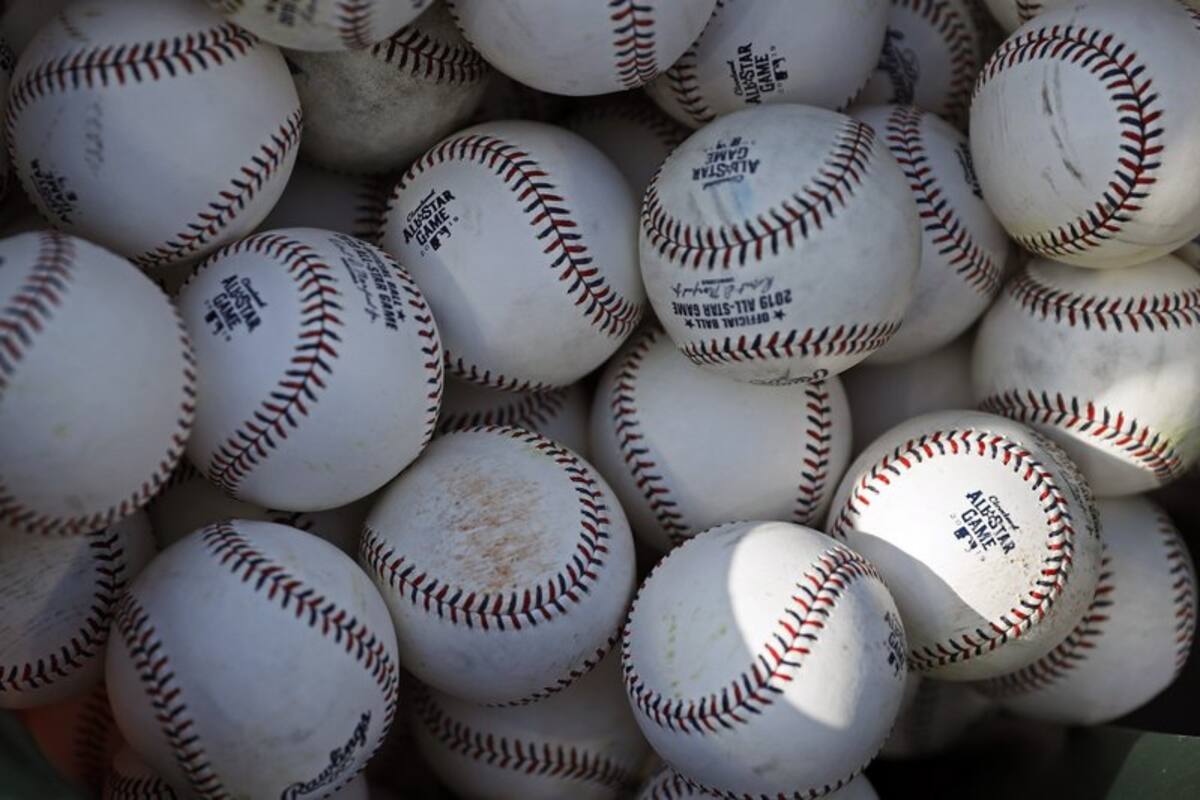 ''Desnudan'' a las pelotas de MLB; Manfred las defiende