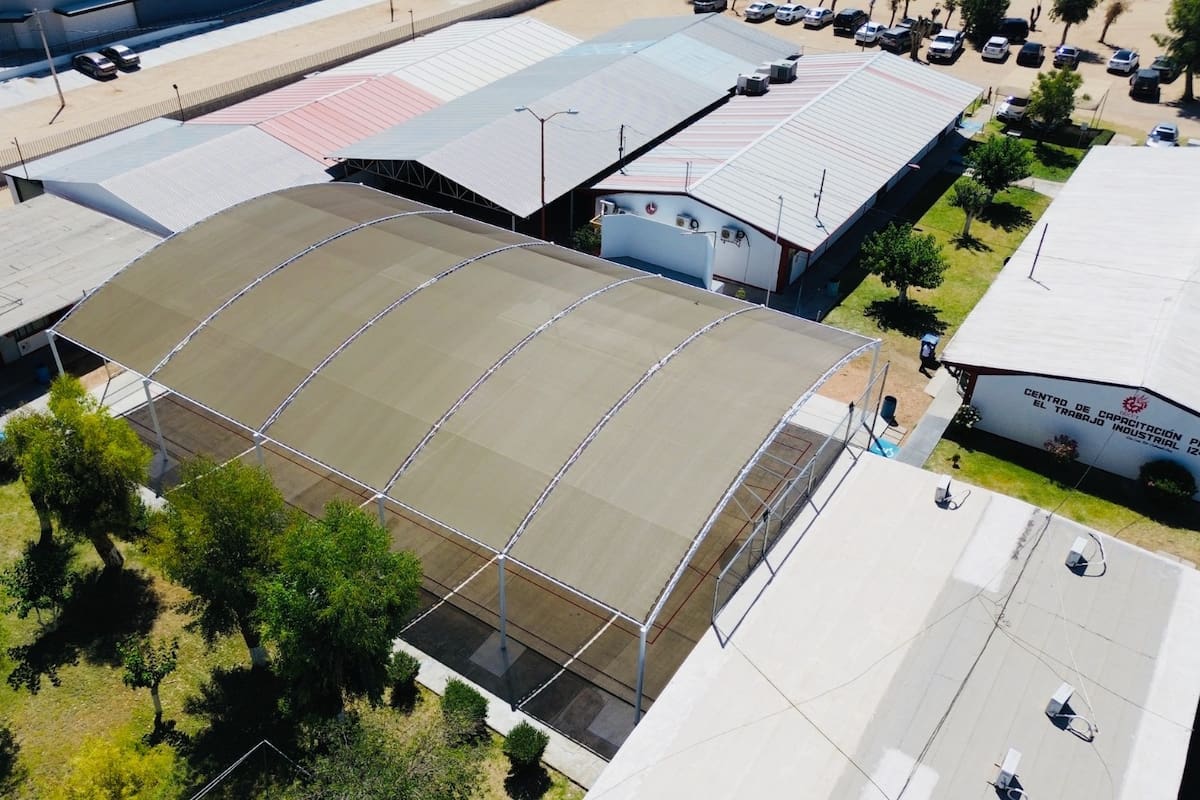 Estrenan malla sombra en el Cecati 124 para beneficio de 900 alumnos