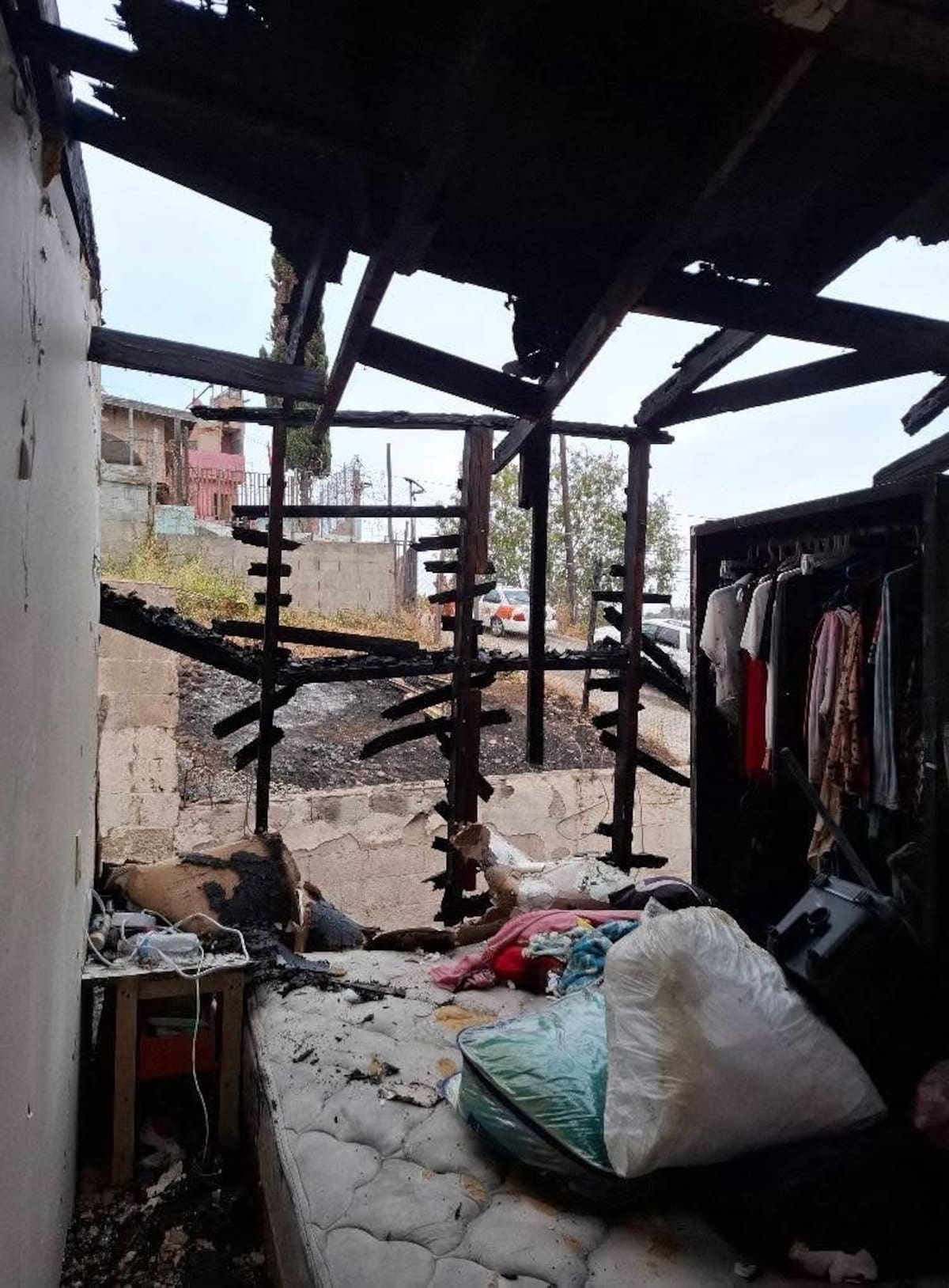 Natalia Guadalupe Hernández, una de las afectadas, narró con tristeza cómo, en cuestión de minutos, las llamas consumieron su hogar ubicado en la calle Platón, obligando a su familia a desalojar el lugar. Foto: Cortesía