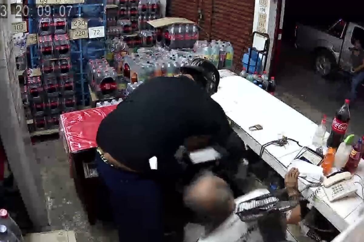 VIDEO: Ladrón tira al suelo a adulto mayor para robar su tienda