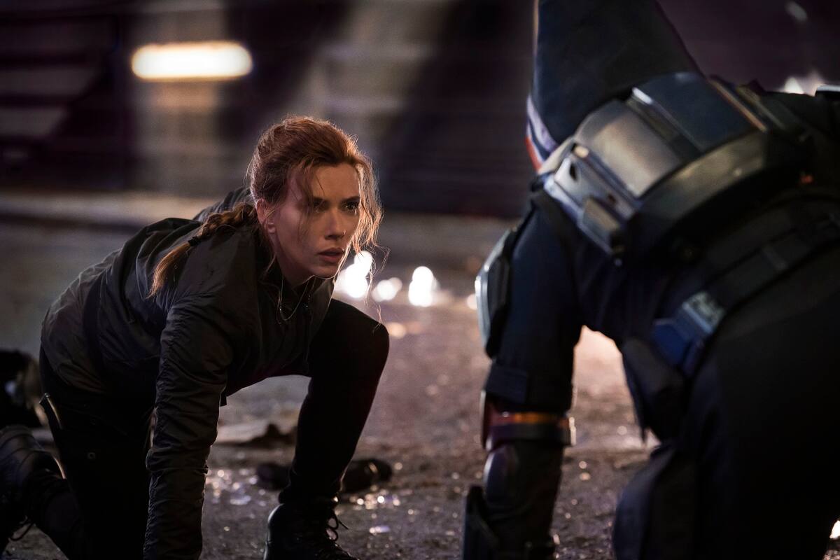 En esta imagen difundida por Disney, Scarlett Johansson en una escena de "Black Widow". (Jay Maidment/Disney-Marvel vía AP)