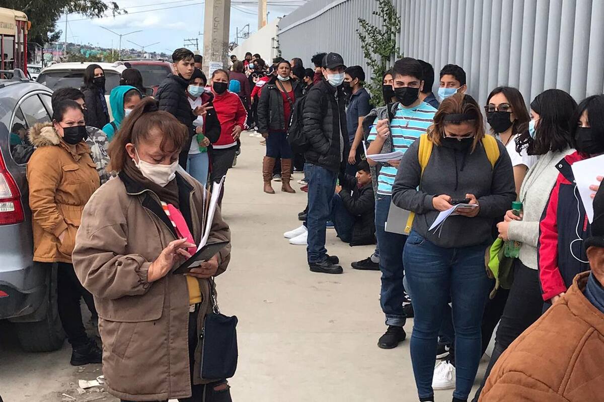 Largas filas para vacunarse contra el Covid-19 en Tijuana en el último día