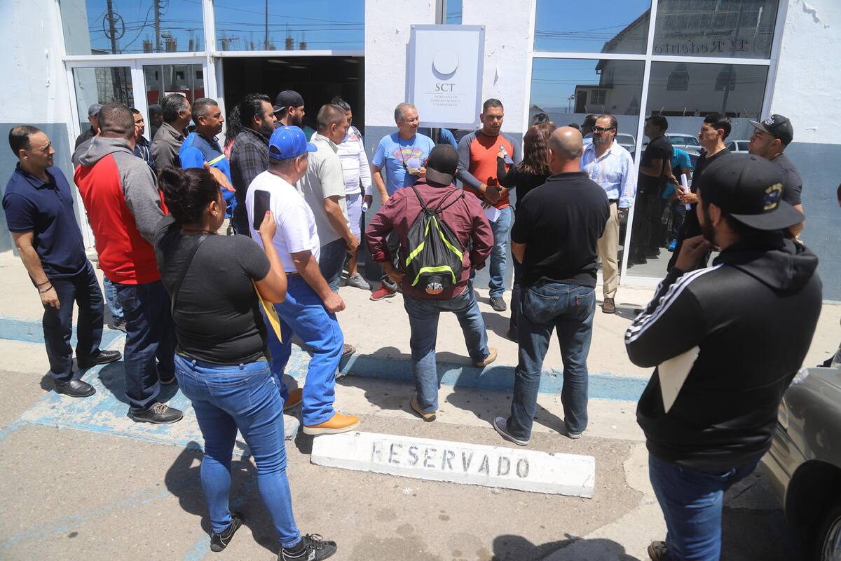 Señalan traileros lento proceso para renovar licencia